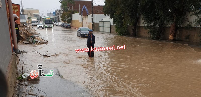 في هذه الأجواء الماطرة ... يكمل العطاء .. طواقم الصيانة ونادر ابو عقل في الميدان يلبون احتياجات الاهالي